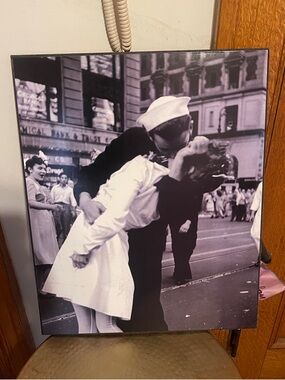 Sailor Kissing Woman in Times Square Wall Art/Photo